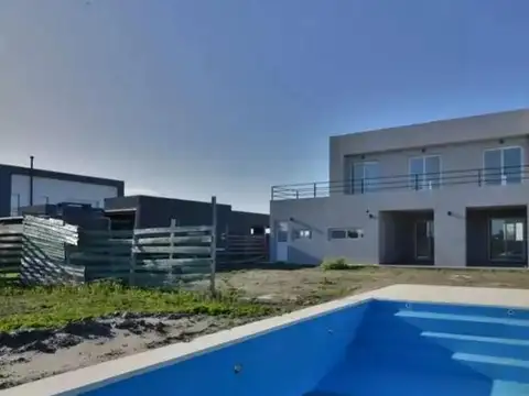 Casa 4 ambientes con 3 baños