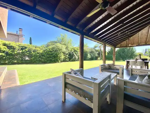 Casa 9 ambientes con 5 baños