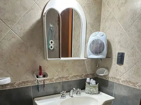 Casa 6 ambientes con 1 baño