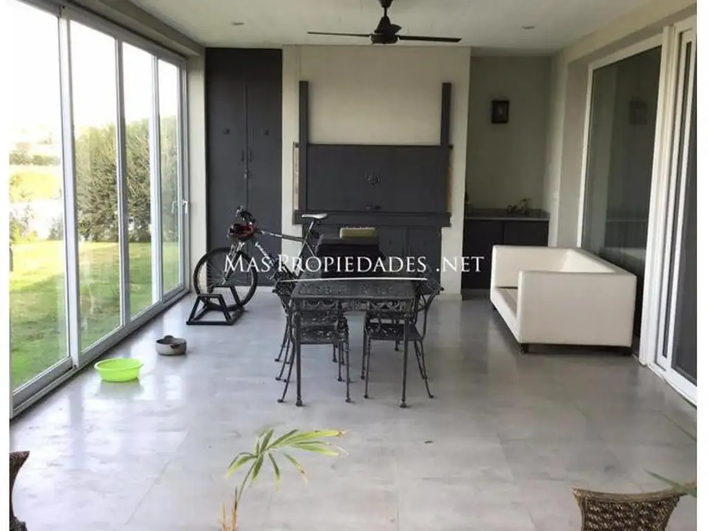 Casa - 240  m² Cubierta | 3 dormitorios | 2 años | 2 baños | 4 ambientes | 2 cocheras