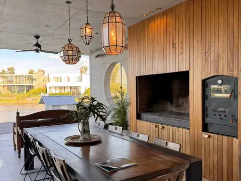 Casa 6 ambientes con 4 baños