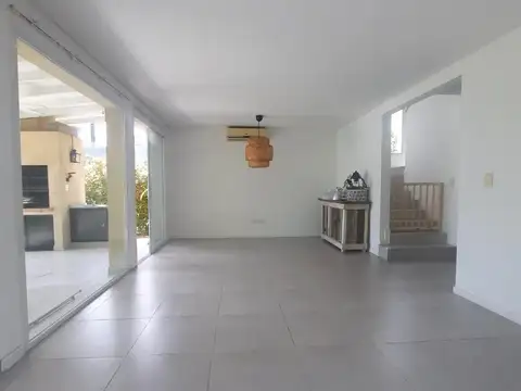 Casa en Alquiler con 3 cocheras