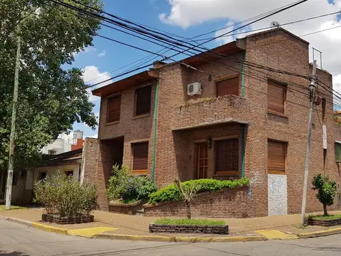 EXCELENTE CASA ESQUINA EN 2 PLANTAS, COCHERA SUBTERRÁNEA, 6 AMB. 3 BAÑOS, ETC.