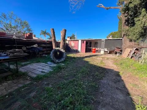 Casa 8 ambientes con 2 baños