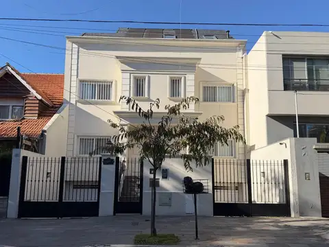 IMPECABLE! Casa con doble garage, 4 dorm, play jdin y pileta