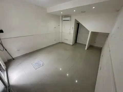 Alquiler de local en Wilde Centro, a metros de Las Flores