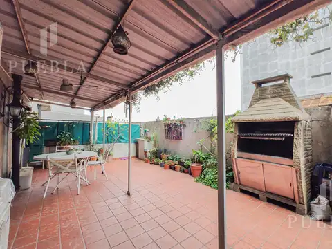 VENTA DEPARTAMENTO DOS AMBIENTES CON GRAN PATIO, PARRILLA Y COCHERA.