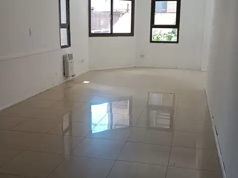 Apto Profesional! Único a Reciclar, Enormes Patios Soleados –