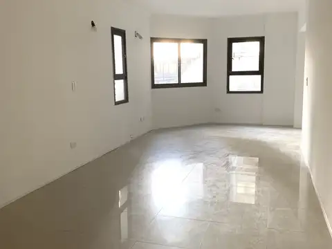 Apto Profesional! Único a Reciclar, Enormes Patios Soleados –