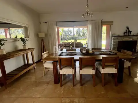Casa 5 ambientes con 3 baños