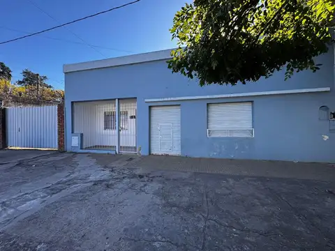 Casa con local en venta en Los Hornos
