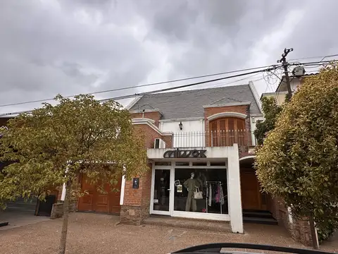 IMPORTANTE CASA DE 5 DORMITORIOS EN ALQUILER B° UNIVERSITARIO - Avenida Alem 557
