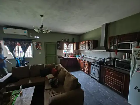 Casa en  venta en Isidro Casanova