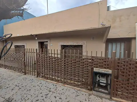 Casa en  venta en Isidro Casanova