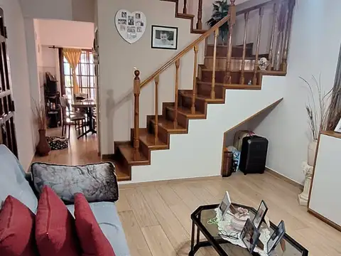 MONTECASTRO. SANTO TOME AL 5300.DUPLEX 4 AMB. 2 BAÑOS. 2 PATIOS.PLAYROON EXC.ESTADO 