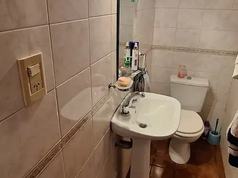 MONTECASTRO. SANTO TOME AL 5300.DUPLEX 4 AMB. 2 BAÑOS. 2 PATIOS.PLAYROON EXC.ESTADO 