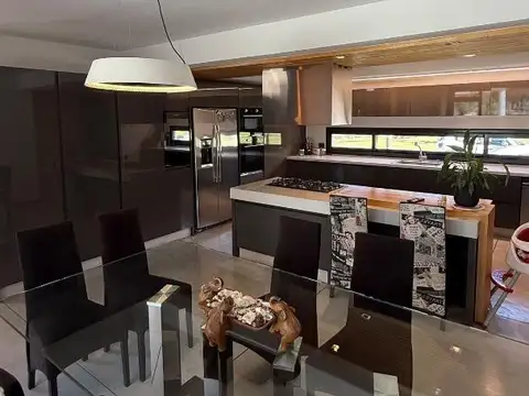 Casa 5 ambientes con 6 baños