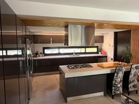 Casa en Venta con 6 cocheras