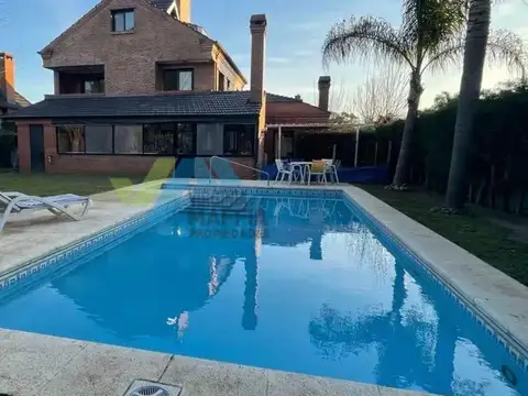 Venta de casa en dos plantas con pileta - La Delfina Pilar