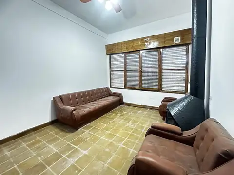 Casa 7 ambientes con 1 baño