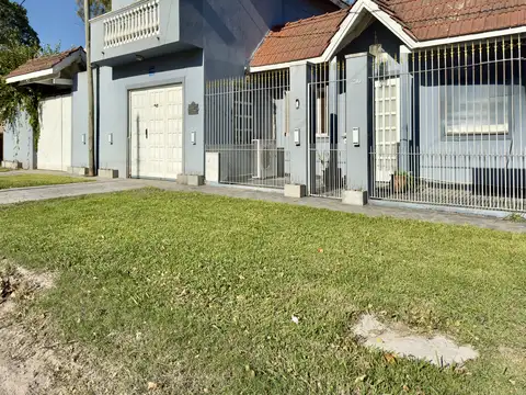 Casa en Venta, Gonnet, 3 Dorm., Pileta, Parrilla, Jardin, Cochera