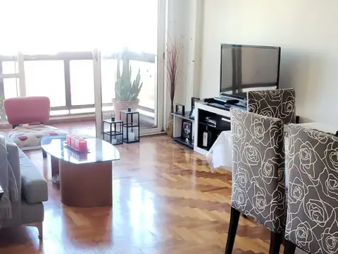 Excelente departamento de 4 ambientes al frente con balcon corrido, mas cochera y baulera