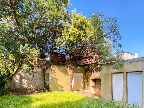 Casa de 2 dormitorios a reciclar con jardín y posibilidad de construir PB 6 pisos en Alberdi