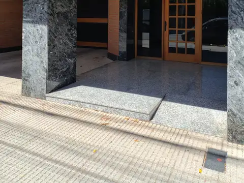 MAGNIFICO SEMI PISO - EXCLUSIVOS DETALLES DE CALIDAD Y COMFORT – SEMI NUEVO OPTIMO ESTADO – AMPLIO – BAJA EXPENSAS