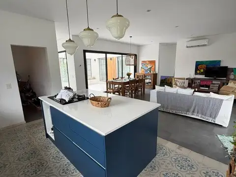 Casa en Venta con 4 cocheras