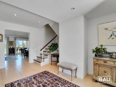 Casa en Venta con 3 cocheras