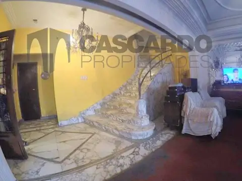 Excelente PH en dos plantas sobre Av. H. Yrigoyen a mts de la estación.