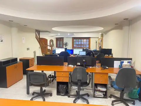 Casa en Alquiler con 3 cocheras