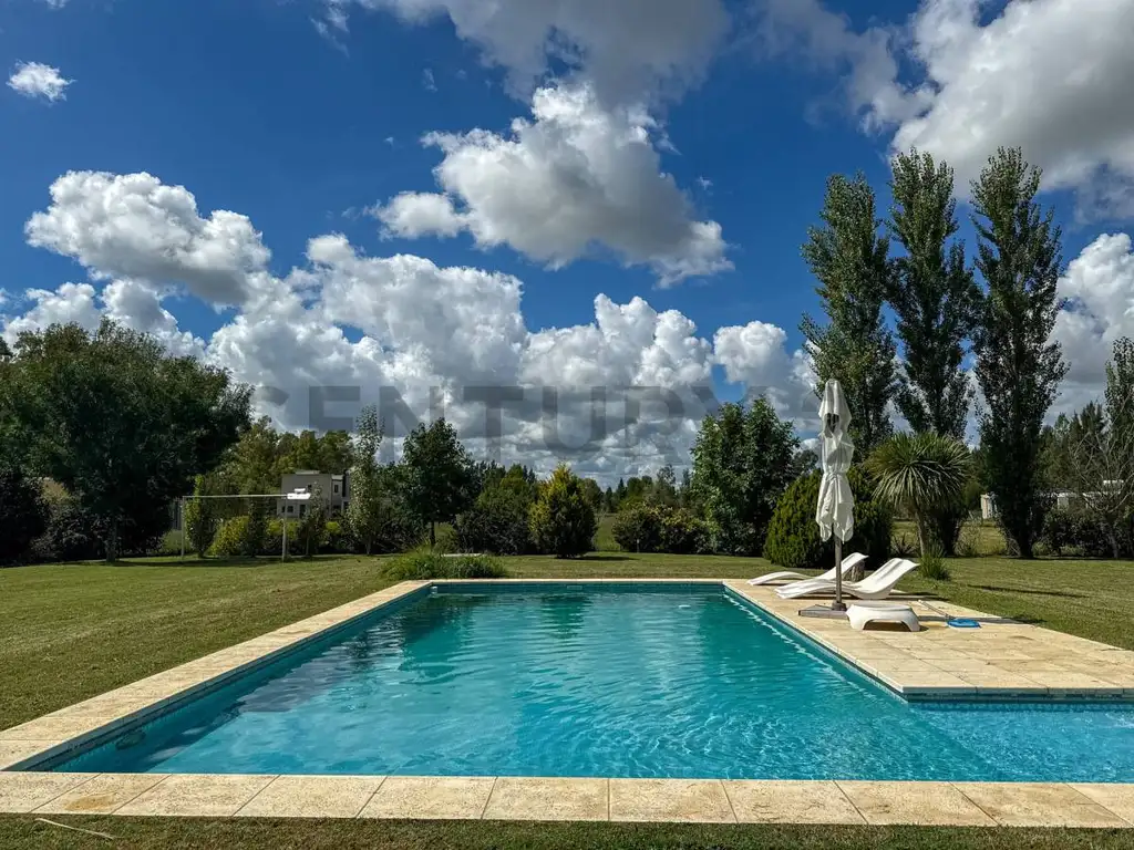 Casa - 240  m² Cubierta | 5 dormitorios | 10 años | 2 baños | 7 ambientes | 1 cochera