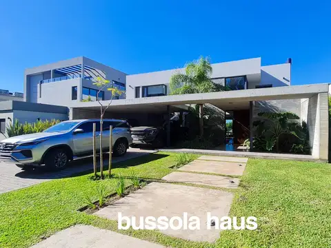 Casa en venta con 3 dormitorios al río en Nordelta