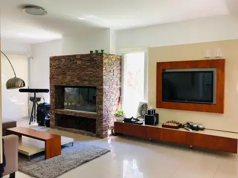 Casa en Alquiler con 1 cochera