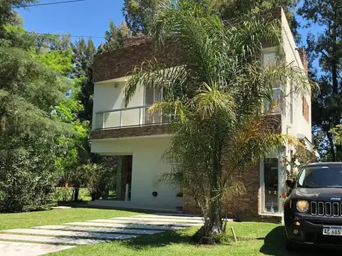 Casa 5 ambientes- B° Cardenal del Monte