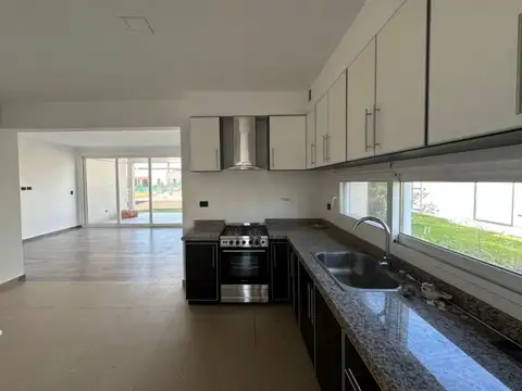 Casa en Alquiler con 4 cocheras
