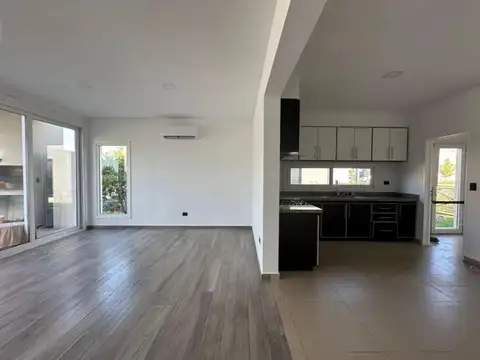 Casa 5 ambientes con 4 baños