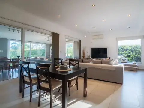 Casa 5 ambientes con 3 baños