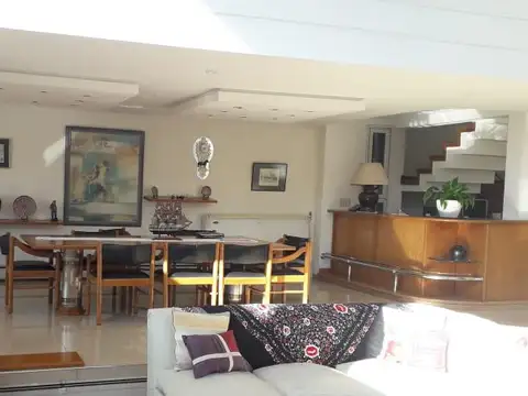 Casa en Venta con 4 cocheras