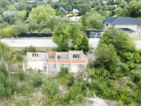 Terreno con casa a terminar en venta en calle Los Pinos, Potrero de los Funes