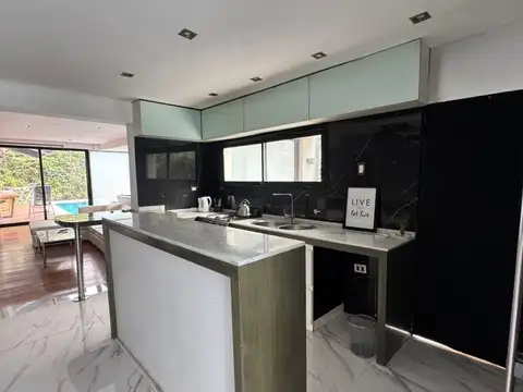 Casa 8 ambientes estilo moderno con pileta en venta - Altos de Hudson II