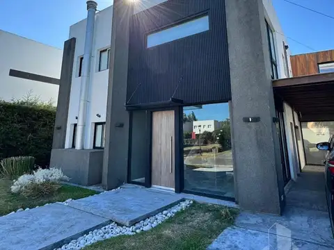 Casa 8 ambientes estilo moderno con pileta en venta - Altos de Hudson II