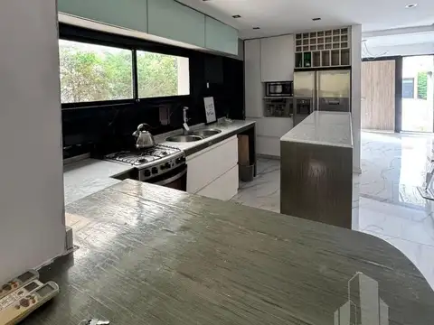 Casa 8 ambientes con 5 baños