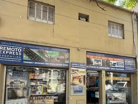 Venta Casa con local al frente  Dos plantas, amplios ambientes, dos dormitorios  Patio con parrilla