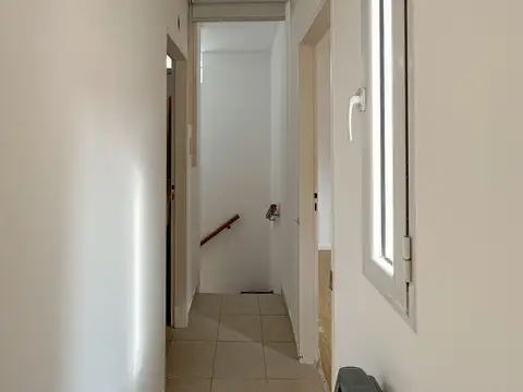 CASA DE PASILLO DE DOS DORMITORIOS CON PARRILLERO EN AQLUILER