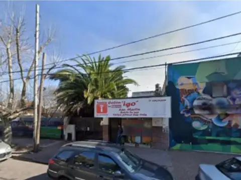 Importante Lote con casa y local en muy buena ubicación