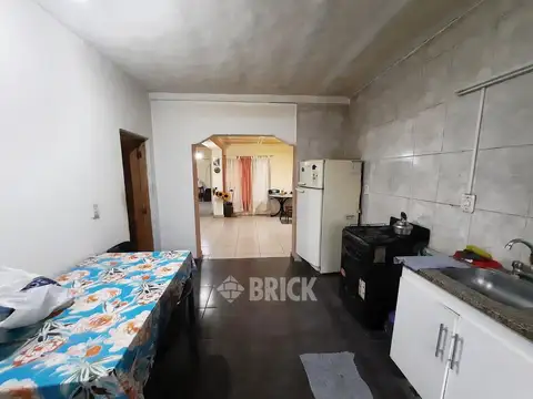 CASA EN LOTE DE 7.79X42.11 EN 15 DE NOVIEMBRE DE 1889 AL 1300 - 194 M2 CUB GARAGE GRAN PATIO JARDIN