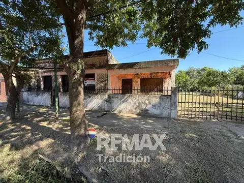 Casa a reciclar a la venta en Villa Libertad.-