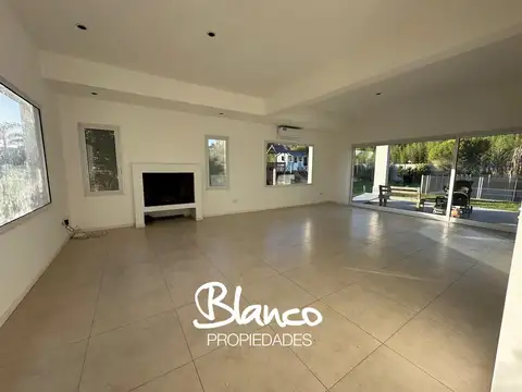 Casa en Alquiler con 2 cocheras